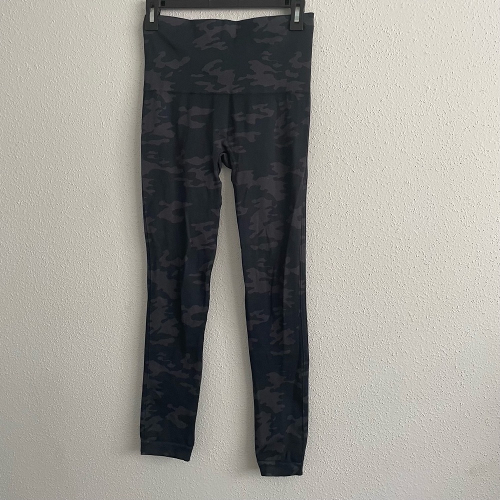 Spanx Seamless Leggings Grey Camo Size medium